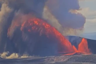 Χαβάη: «Ξύπνησε» το ηφαίστειο Κιλαουέα – Εντυπωσιακοί πίδακες λάβας «καταπίνουν» κάμερα που κατέγραφε την έκρηξη