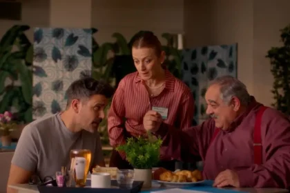 Hotel Elvira: Η Ελβίρα συγκρούεται με τον Γιάννη για τη θέση του προέδρου στην Ένωση Ξενοδόχων