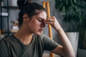 Ημικρανία: 7 τρόποι με τους οποίους το τζίντζερ μπορεί να σας ανακουφίσει