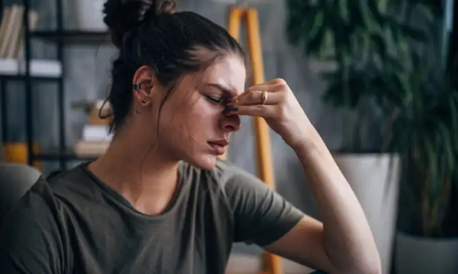 Ημικρανία: 7 τρόποι με τους οποίους το τζίντζερ μπορεί να σας ανακουφίσει