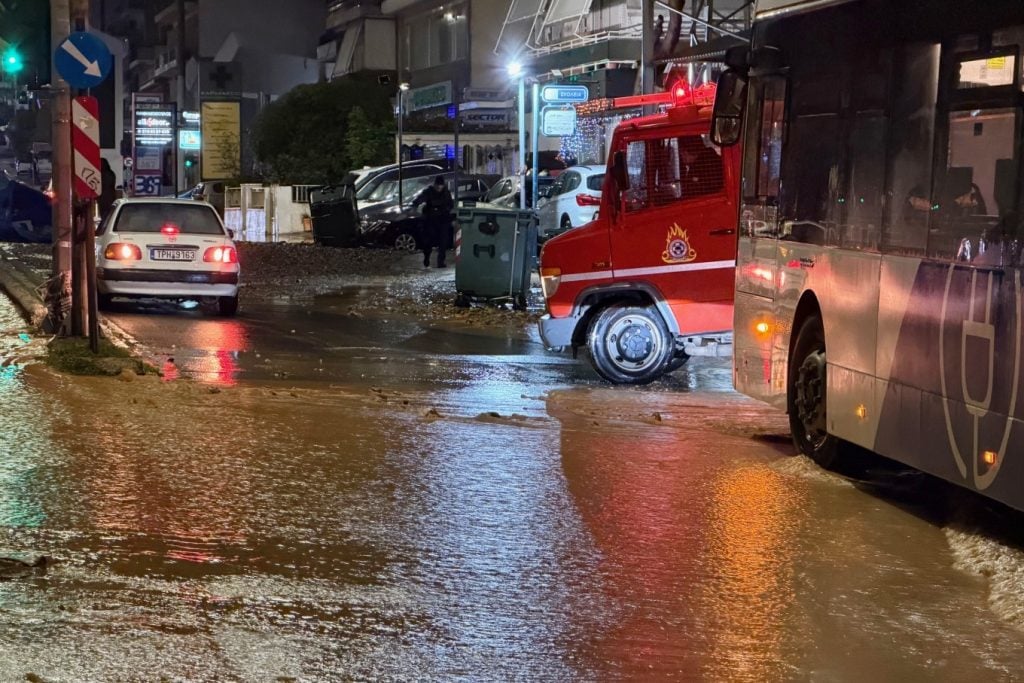 Σοβαρά προβλήματα από την κακοκαιρία Byron σε όλη την Ελλάδα: Πλημμύρες σε Μάνδρα, 112 για απομάκρυνση από υπόγεια, κλειστή η Αθηνών-Κορίνθου στα διόδια Ελευσίνας