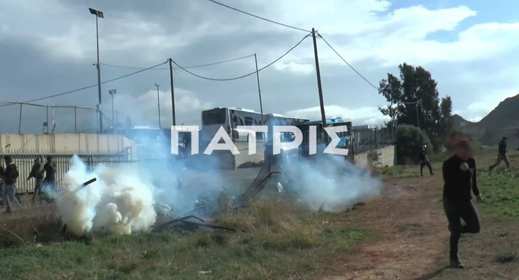 Μπλόκα αγροτών: Σοβαρά επεισόδια σε Χανιά και Ηράκλειο – Δακρυγόνα και πετροπόλεμος, διέλυσαν περιπολικό, δύο τραυματίες (ΦΩΤΟ & ΒΙΝΤΕΟ)