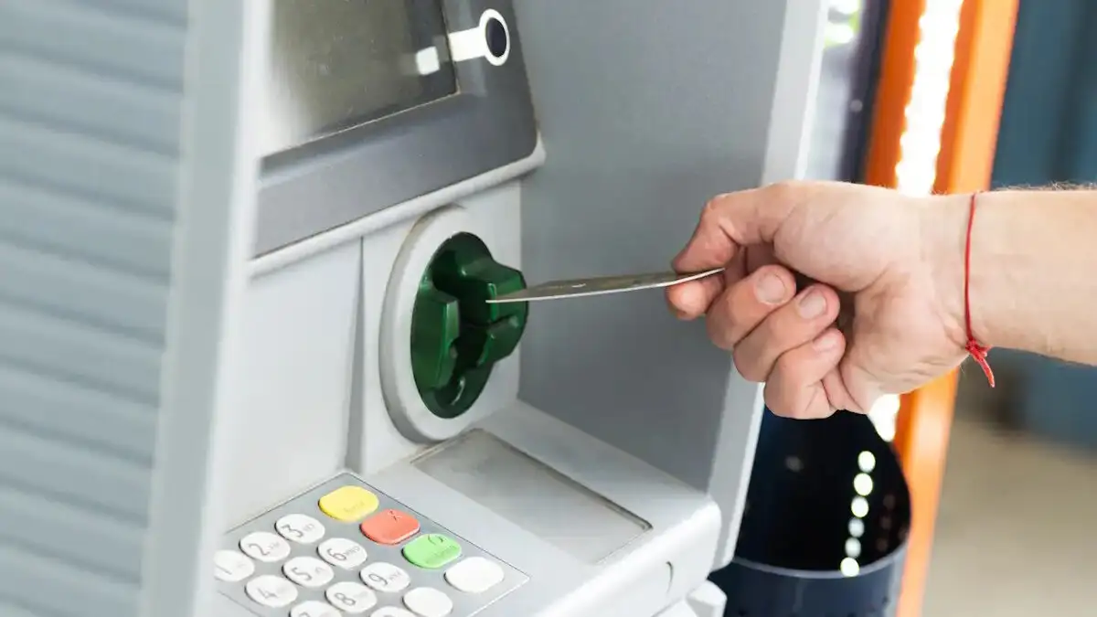 Δώρο Χριστουγέννων: Μέχρι αύριο η καταβολή του – Συντάξεις και επιδόματα έως τις 22 Δεκεμβρίου