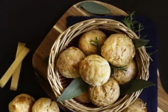 Συνταγή για γκουζέρ, φουσκωτά τυροσουδάκια με τσένταρ