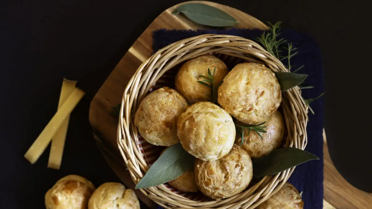 Συνταγή για γκουζέρ, φουσκωτά τυροσουδάκια με τσένταρ