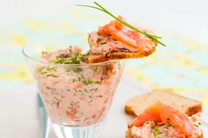 Σαλάτα με σολομό σε πλούσια κρεμώδη σάλτσα