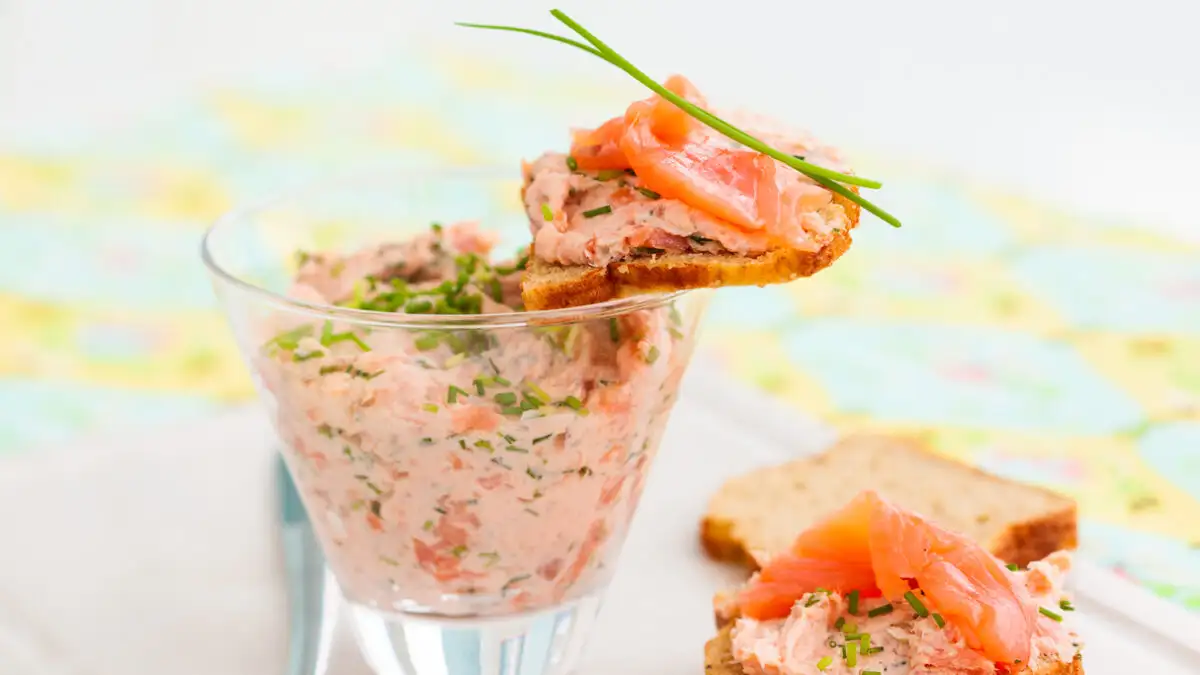 Σαλάτα με σολομό σε πλούσια κρεμώδη σάλτσα