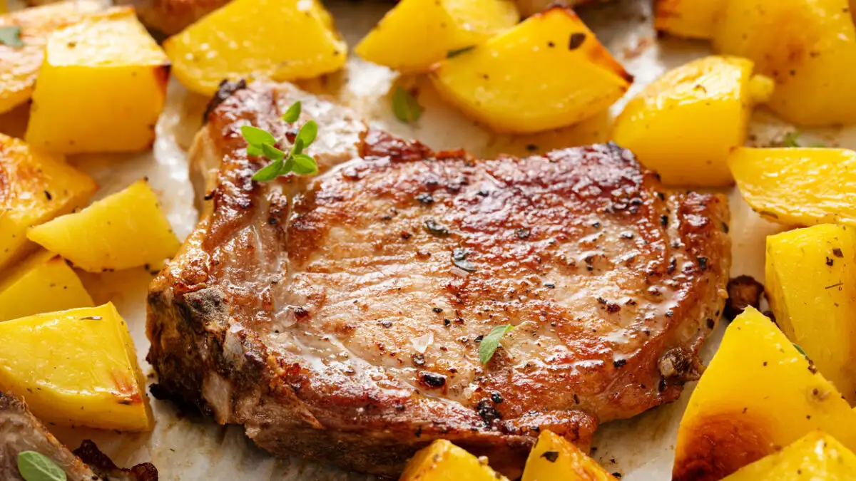 Χοιρινό πρασοσέλινο στον φούρνο με πατάτες