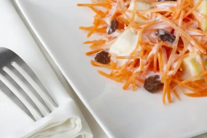 Συνταγή για καροτοσαλάτα με γιαούρτι και κάρι