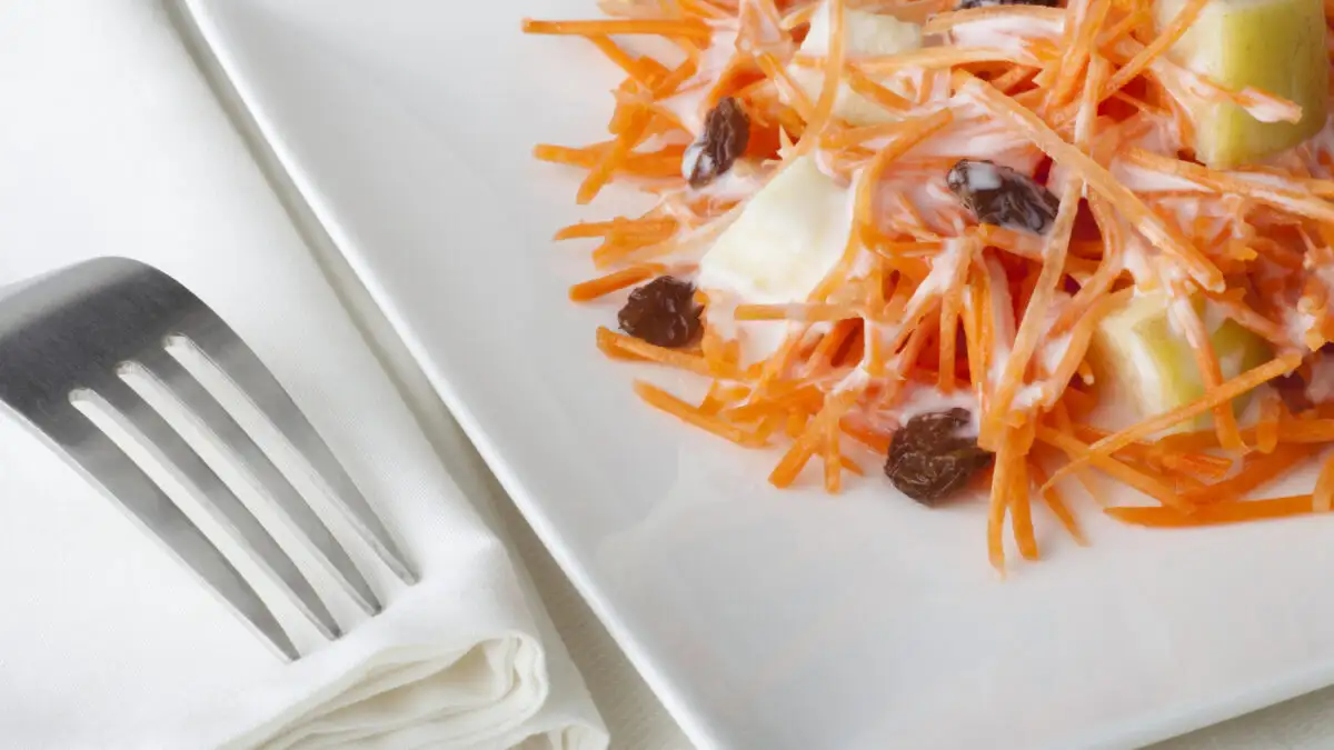 Συνταγή για καροτοσαλάτα με γιαούρτι και κάρι