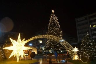Πάτρα: Με το άναμμα του Χριστουγεννιάτικου δέντρου στην πλ. Γεωργίου, ξεκινούν οι εορταστικές εκδηλώσεις του Δήμου
