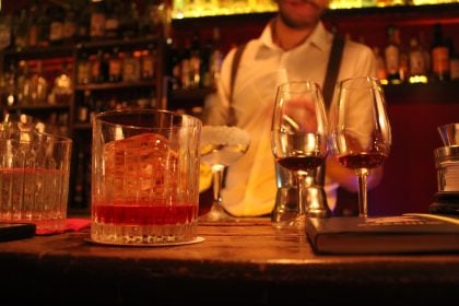 Πάτρα: Άφησε 15χρονο να μπει στο μπαρ και τον συνέλαβαν