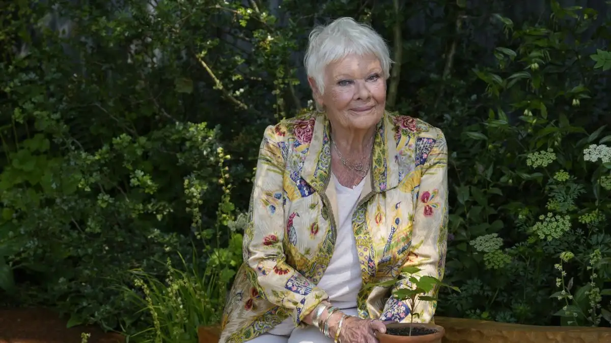 Η Τζούντι Ντενς συγκινεί για την απώλεια όρασης: «Φοβάμαι μην χάσω και το μυαλό μου»