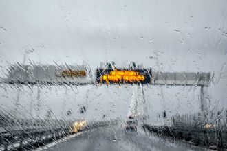 Κακοκαιρία: Από μία λωρίδα η κυκλοφορία στη νέα εθνική Αθηνών–Κορίνθου – Ποιοι δρόμοι έχουν κλείσει