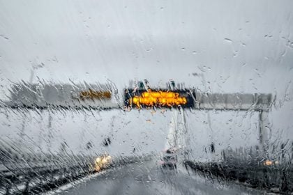 Κακοκαιρία: Από μία λωρίδα η κυκλοφορία στη νέα εθνική Αθηνών–Κορίνθου – Ποιοι δρόμοι έχουν κλείσει