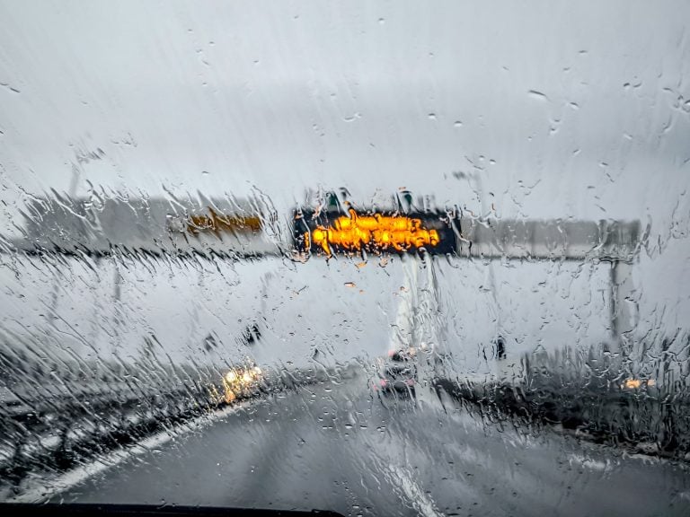 Κακοκαιρία: Από μία λωρίδα η κυκλοφορία στη νέα εθνική Αθηνών–Κορίνθου – Ποιοι δρόμοι έχουν κλείσει