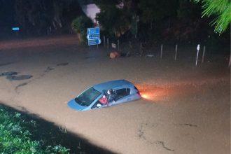 Στο έλεος της κακοκαιρίας Byron η χώρα: Πλημμύρες, κλειστοί δρόμοι και εγκλωβισμοί – Ήχησε το 112 σε Ελευσίνα, Τρίκαλα, Καρδίτσα και Φθιώτιδα