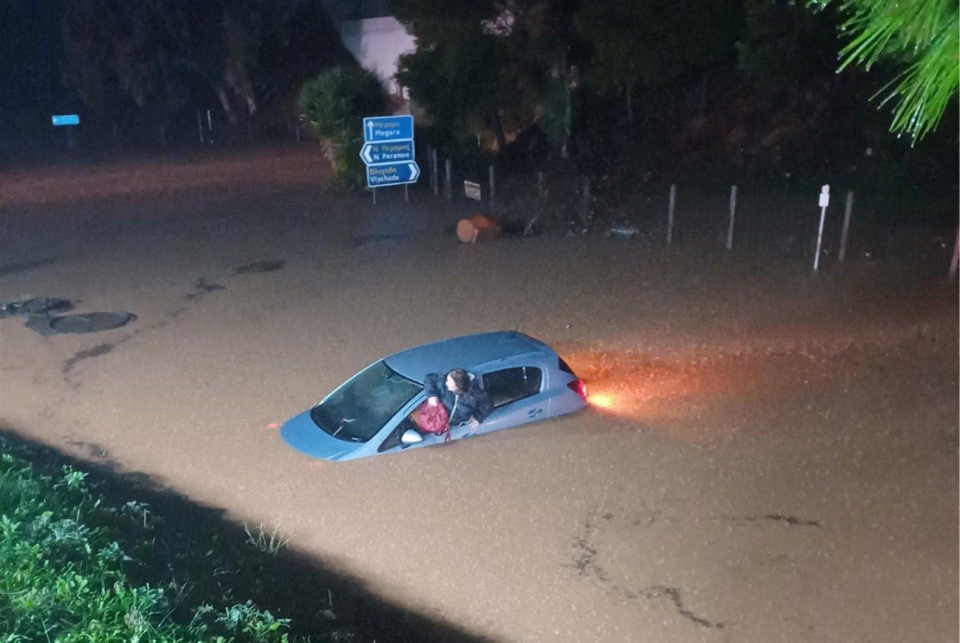 Στο έλεος της κακοκαιρίας Byron η χώρα: Πλημμύρες, κλειστοί δρόμοι και εγκλωβισμοί – Ήχησε το 112 σε Ελευσίνα, Τρίκαλα, Καρδίτσα και Φθιώτιδα