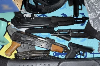 Είχε στραγγαλίσει 74χρονη στα 16 του ο Κρητικός που συνελήφθη με Καλάσνικοφ και πιστόλια με σιγαστήρα στα Καλύβια