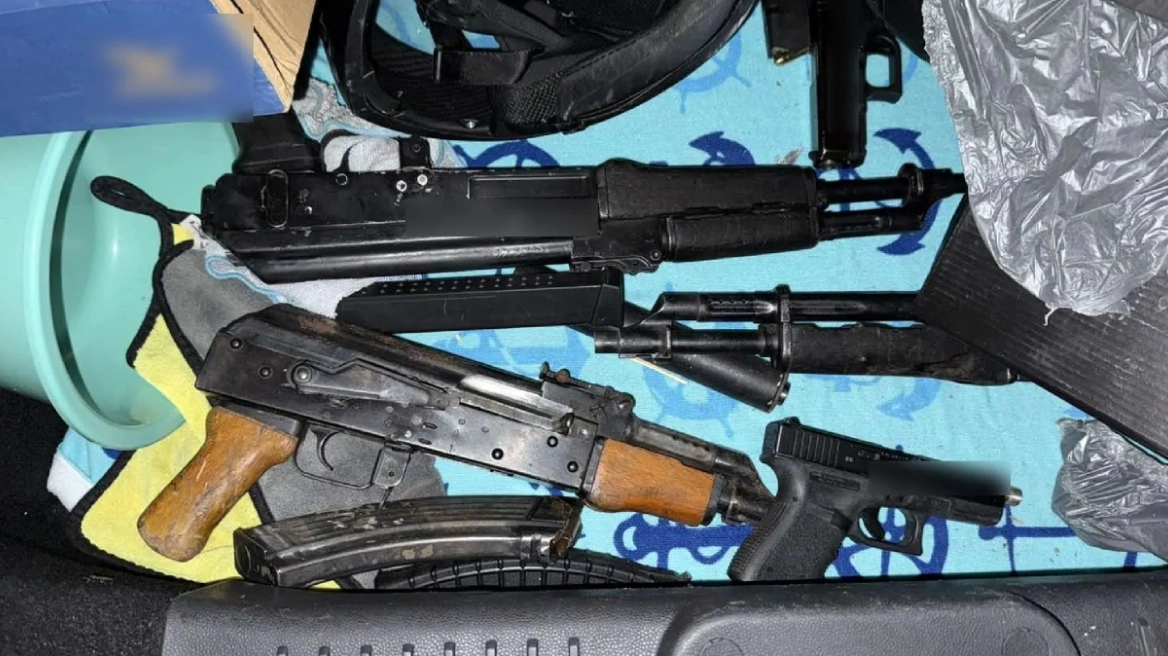 Είχε στραγγαλίσει 74χρονη στα 16 του ο Κρητικός που συνελήφθη με Καλάσνικοφ και πιστόλια με σιγαστήρα στα Καλύβια