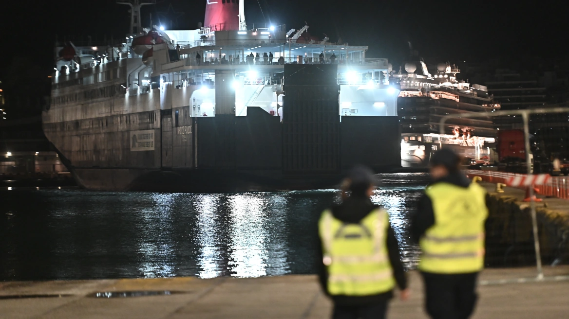 Έφτασαν τα ξημερώματα στον Πειραιά οι 15 συλληφθέντες για την υπόθεση του ΟΠΕΚΕΠΕ, θα οδηγηθούν στην ευρωπαϊκή εισαγγελέα