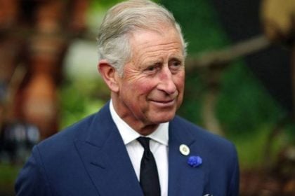 Ο βασιλιάς Κάρολος ανακοίνωσε ότι μειώνει τη θεραπεία για τον καρκίνο