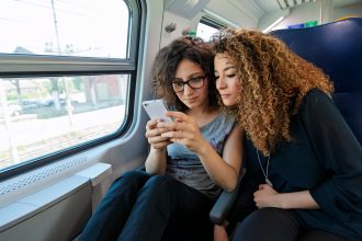 Το λάθος που κάνουν πολλοί με το κινητό στο ταξίδι και εκθέτουν τα δεδομένα τους