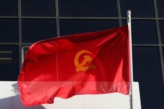 ΚΚΕ για αγρότες: Όσο κι αν προσπαθεί η κυβέρνηση να προβοκάρει τον αγώνα τους, είναι βέβαιο ότι θα φάει τα μούτρα της