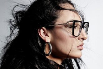 Klavdia – «Άνεμος»: Το νέο της τραγούδι που συνδυάζει το μοντέρνο με το παραδοσιακό