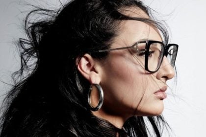 Klavdia – «Άνεμος»: Το νέο της τραγούδι που συνδυάζει το μοντέρνο με το παραδοσιακό