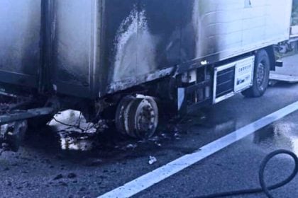 Νταλίκα τυλίχθηκε στις φλόγες στην Εθνική Οδό Κορίνθου - Πατρών