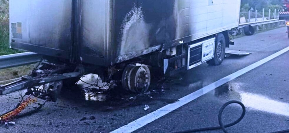 Νταλίκα τυλίχθηκε στις φλόγες στην Εθνική Οδό Κορίνθου - Πατρών