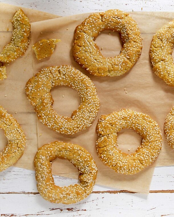 Κουλουράκια λαδιού με κανέλα και σουσάμι