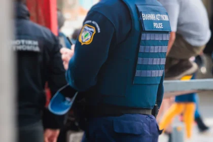 Παρίστανε άλλοτε τον αστυνομικό και άλλοτε τον υπάλληλο της Βουλής αρπάζοντας πάνω από €440.000 - Είχε "χτυπήσει" και στην Πάτρα