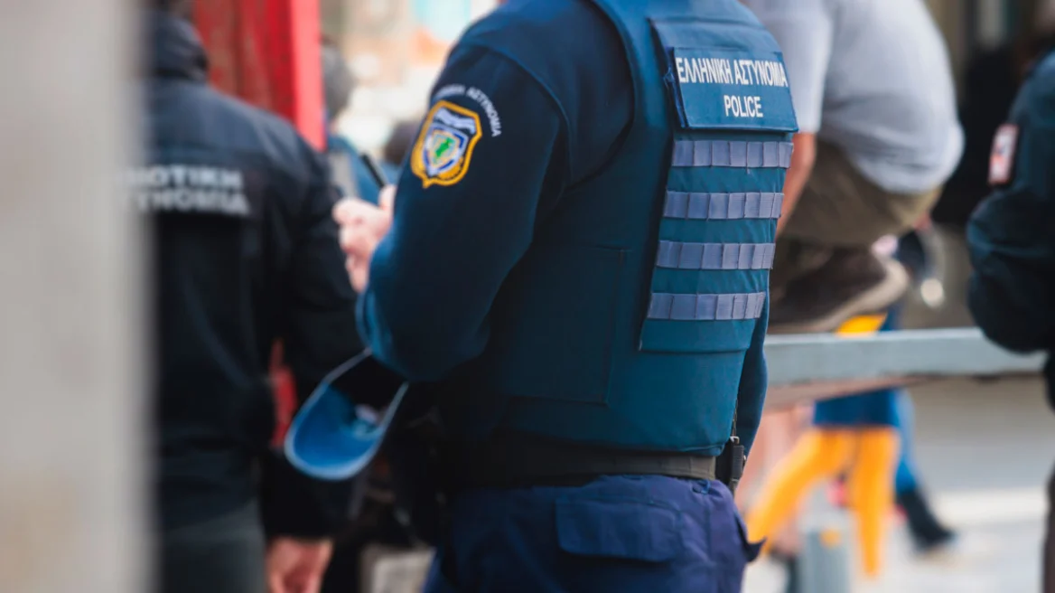 Παρίστανε άλλοτε τον αστυνομικό και άλλοτε τον υπάλληλο της Βουλής αρπάζοντας πάνω από €440.000 - Είχε "χτυπήσει" και στην Πάτρα