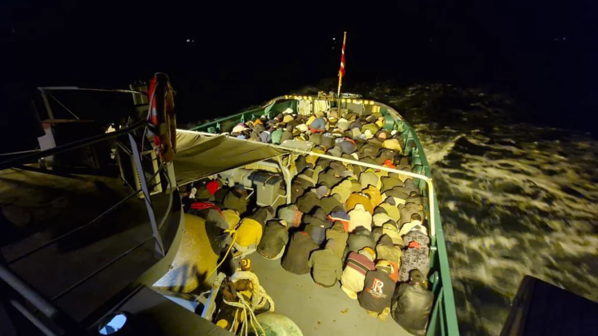 Συνελήφθησαν πέντε Αιγύπτιοι διακινητές για τους 539 παράνομους μετανάστες που διασώθηκαν στα ανοιχτά της Γαύδου