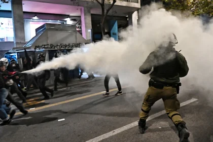 Επεισόδια στο κέντρο της Αθήνας στην πορεία για τον Γρηγορόπουλο - Δείτε βίντεο και φωτογραφίες