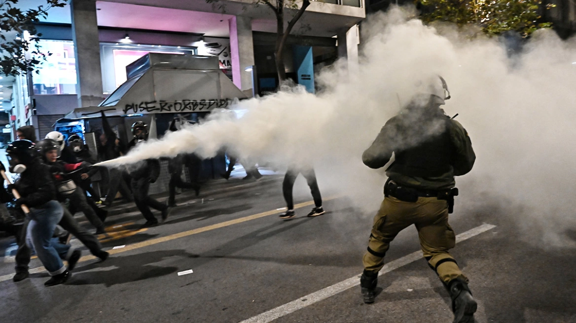 Επεισόδια στο κέντρο της Αθήνας στην πορεία για τον Γρηγορόπουλο - Δείτε βίντεο και φωτογραφίες
