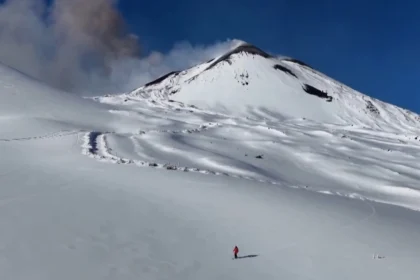 Η χιονισμένη Αίτνα «βρυχάται» την ίδια ώρα που σκιέρ κατεβαίνουν τις πλαγιές της ΒΙΝΤΕΟ