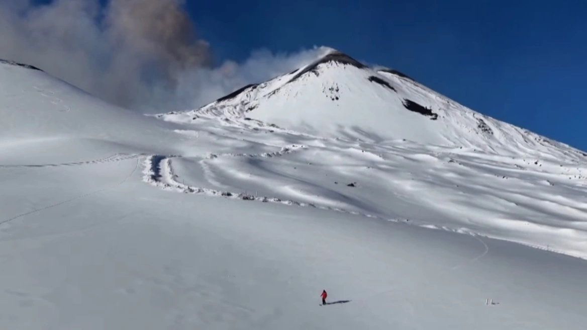 Η χιονισμένη Αίτνα «βρυχάται» την ίδια ώρα που σκιέρ κατεβαίνουν τις πλαγιές της ΒΙΝΤΕΟ