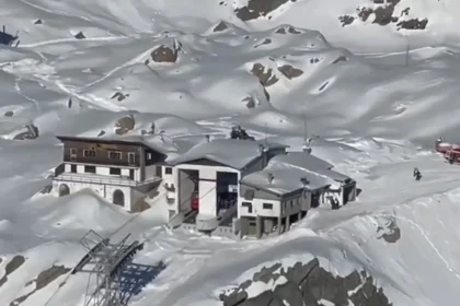 Ατύχημα με τελεφερίκ στην Ιταλία: Τέσσερις τραυματίες, εγκλωβίστηκαν 100 επιβάτες στα 2.800 μέτρα