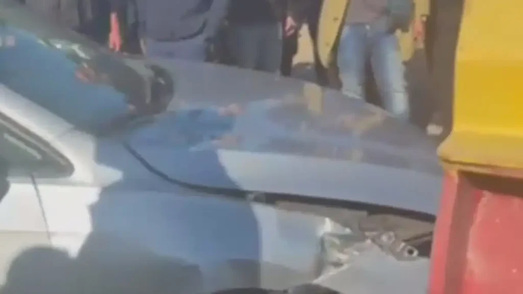 Οι αγρότες έκλεισαν την Εθνική στα Μάλγαρα, αυτοκίνητο έπεσε πάνω σε τρακτέρ - Μπλόκα σε Νίκαια Λάρισας, Καρδίτσα και Κομοτηνή