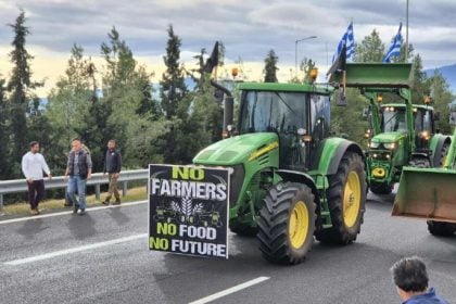 Αγρότες έκλεισαν την Εθνική Οδό στις Μικροθήβες