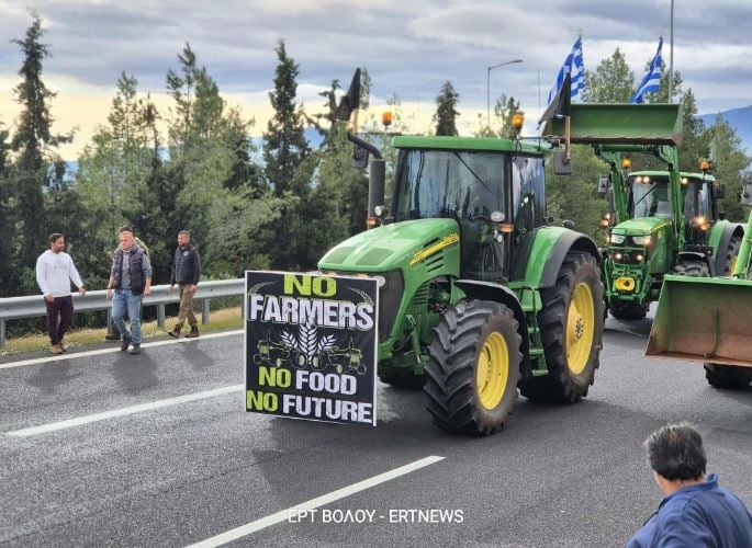 Αγρότες έκλεισαν την Εθνική Οδό στις Μικροθήβες