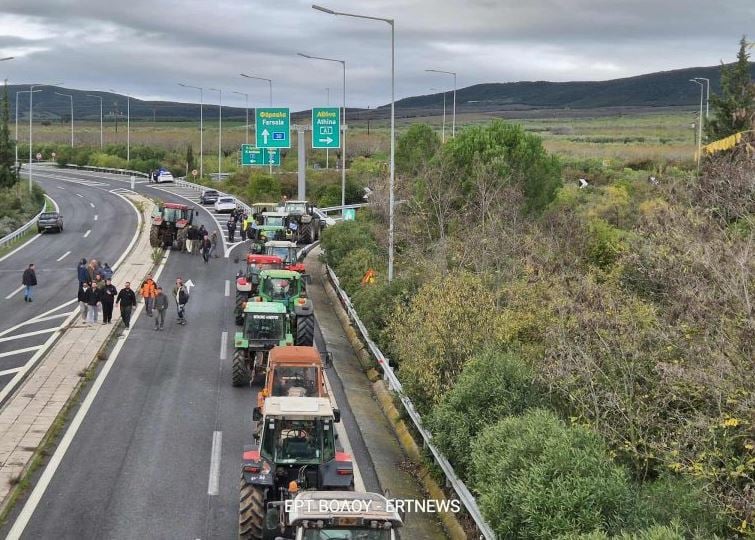 Αγρότες έκλεισαν την Εθνική Οδό στις Μικροθήβες