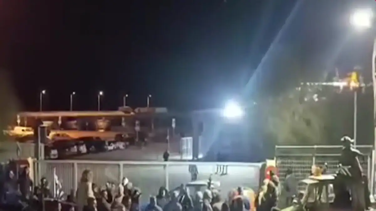 Μυτιλήνη: Αγρότες εμπόδισαν τους επιβάτες να μπουν στο πλοίο «Διαγόρας» - Αναχώρησε από το λιμάνι άδειο