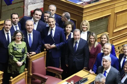 «Μασάζ» Μητσοτάκη σε βουλευτές της ΝΔ το μεσημέρι στο Μέγαρο Μαξίμου: Η προτροπή, το αίτημα προς τους αγρότες και η πρόταση για διακομματική επιτροπή