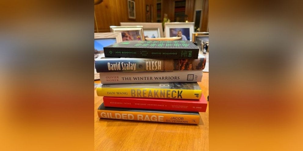 «Από πού να ξεκινήσω;»: Τα βιβλία που ξεχώρισε ο Κ. Μητσοτάκης για να διαβάσει τις γιορτές