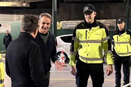 Κυριάκος Μητσοτάκης: Επίσκεψη του πρωθυπουργού σε μπλόκο της Τροχαίας για αλκοτέστ – Έκανε και ο ίδιος ΦΩΤΟ