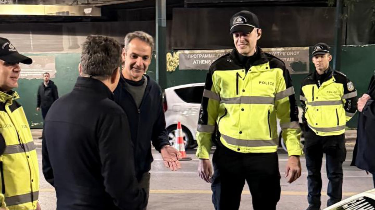 Κυριάκος Μητσοτάκης: Επίσκεψη του πρωθυπουργού σε μπλόκο της Τροχαίας για αλκοτέστ – Έκανε και ο ίδιος ΦΩΤΟ